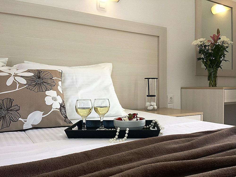 Crown Apartments Καλύβες Εξωτερικό φωτογραφία